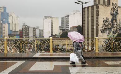 São Paulo: Chuva no viaduto Santa Ifigênia, centro da capital.
