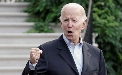 Presidente dos EUA, Joe Biden, faz gestos antes de deixar a Casa Branca em direção a Delaware, em Washington, EUA