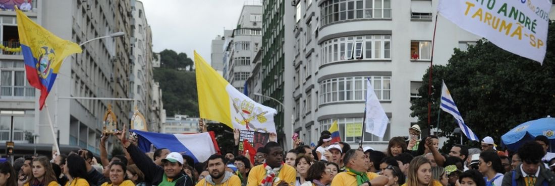 Rio de Janeiro - Fieis aguardam passagem do papa Francisco para a Via Sacra, na Praia de Copacabana