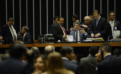 O relator-geral da proposta orçamentária de 2015, senador Romero Jucá, preside sessão do Congresso Nacional destinada a votar o Orçamento da União de 2015 (Fabio Rodrigues Pozzebom/Agência Brasil)