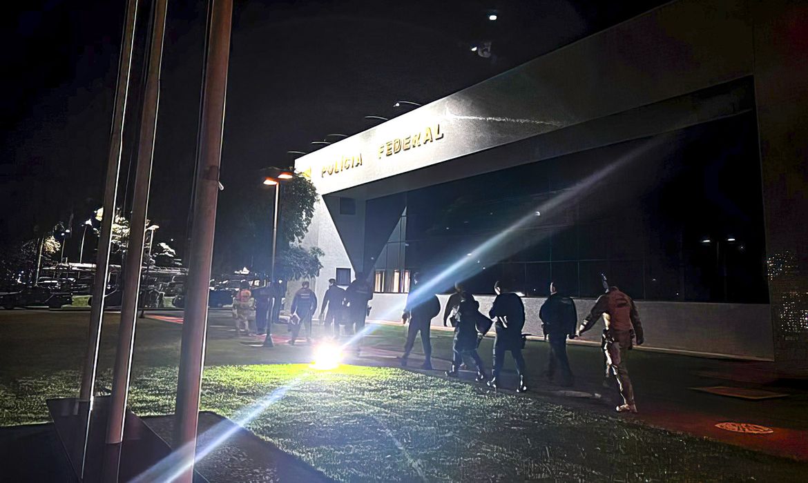 Foz do Iguaçu/PR. A Polícia Federal em Foz do Iguaçu/PR e a Polícia Rodoviária Federal (PRF) –  Deflagraram a Operação Spoliare, para desarticular esquema envolvendo servidores públicos suspeitos de desvio de mercadorias apreendidas. Foto: Polícia Federal/PR