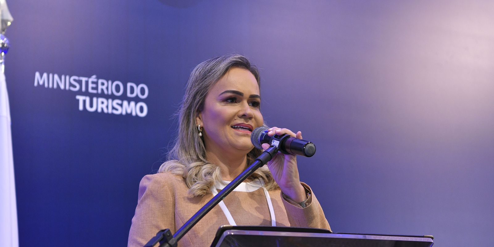 Lula mantém ministra do Turismo no cargo