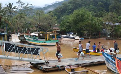 São Sebastião (SP), 21/02/2023, Chegada de doações de água e mantimentos na Barra dos Pescadores em Boiçucanga, após enchentes e deslizamentos no litoral norte de São Paulo.