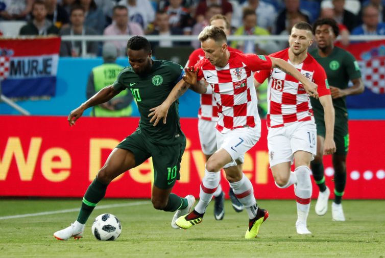 Copa 2018: Croácia e Nigéria. Ivan Rakitic da Croácia em ação com John Obi Mikel da Nigéria. 