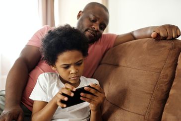 Pais devem ficar de olho no tempo de tela das crianças no computador e na televisão