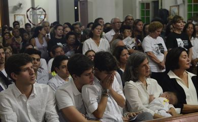 Parentes e amigos do ex-governador de Pernambuco Eduardo Campos participam da missa de sétimo dia, na Igreja de Casa Forte no Recife (Fernando Frazão/Agência Brasil)