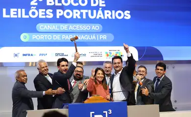 São Paulo (SP), 22/10/2025 - Ministro de Portos e Aeroportos, Silvio Costa Filho, e governador do Paraná, Ratinho Júnior, participam da batida do martelo para celebrar a conquista da concessão do canal de acesso aquaviário ao Porto de Paranaguá por 25 anos para o Consórcio Canal Galheta Dragagem, em leilão realizado pelo Ministério de Portos e Aeroportos e ANTAQ na B3. Foto: Rovena Rosa/Agência Brasil