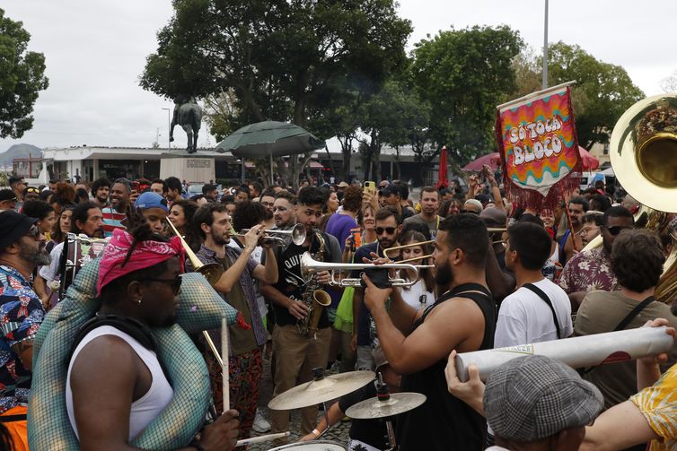 Fernando Frazão/Agência Brasil Blocos carnavalescos de rua fazem a Abertura do Carnaval Não Oficial 2023 na Praça XV.