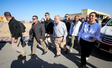 Egito, 23-03- 2024.O secretário-geral das Nações Unidas, Antonio Guterres, fala à mídia, depois de visitar a passagem de fronteira de Rafah, entre o Egito e a Faixa de Gaza, enquanto os membros do Crescente Vermelho Egípcio coordenam a ajuda a Gaza, no Aeroporto Al Arish,  REUTERS/Mohamed Abd El Gany
