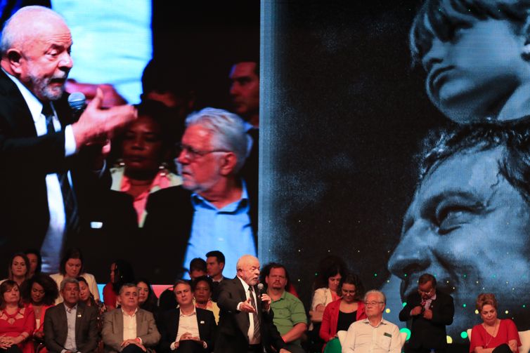 Comemorações dos 43 anos do PT Presidente, Luiz Inácio Lula da Silva, Chora durante discurso.