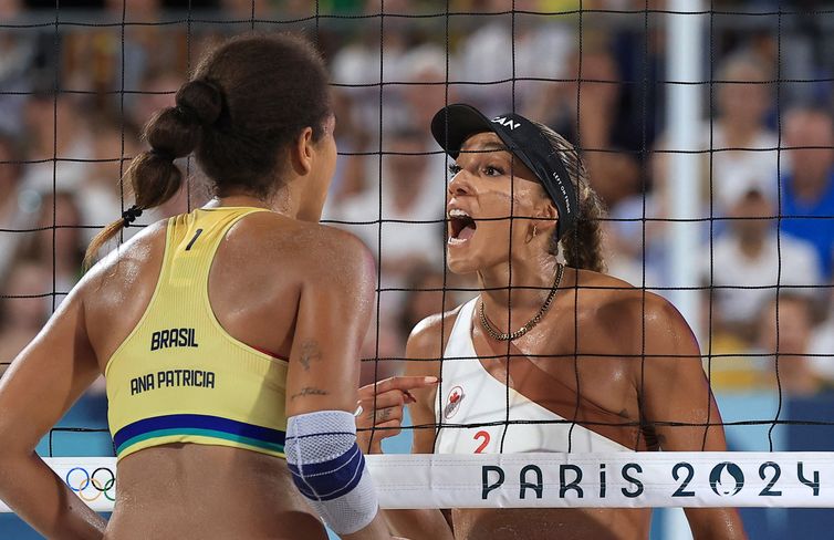 Paris 2024 Olympics - Beach Volleyball - Women's Gold Medal Match - Brazil vs Canada (Ana Patricia/Duda vs Melissa/Brandie) - Eiffel Tower Stadium, Paris, France - August 09, 2024. Brandie Wilkerson of Canada and Ana Patricia Silva Ramos of Brazil speak during the match. REUTERS/Esa Alexander