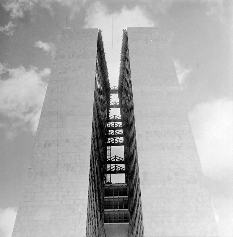 Brasília (DF) 21/04/2023 Fotos da construção de Brasília. Palácio do Congresso Nacional em construção, Brasília, DF, c. 1957. Walter Firmo/Acervo Instituto Moreira Salles