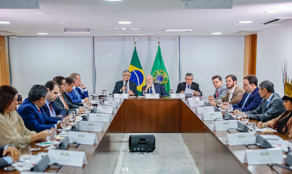 Presidente da República, Luiz Inácio Lula da Silva, durante reunião com o ministro da Secretaria de Relações Institucionais, Alexandre Padilha, e líderes partidários no Palácio do Planalto. Brasília - DF.