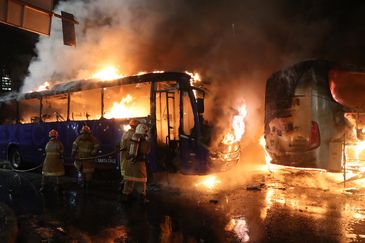 Vladimir Platonow Ônibus são incendiados no Rio durante protesto em dia nacional de paralisações