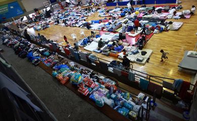 CHUVAS RS - ABRIGOS - People who have been evacuated from flooded areas rest at a gym used as a shelter in Porto Alegre, Rio Grande do Sul state, Brazil May 10, 2024. REUTERS/Diego Vara