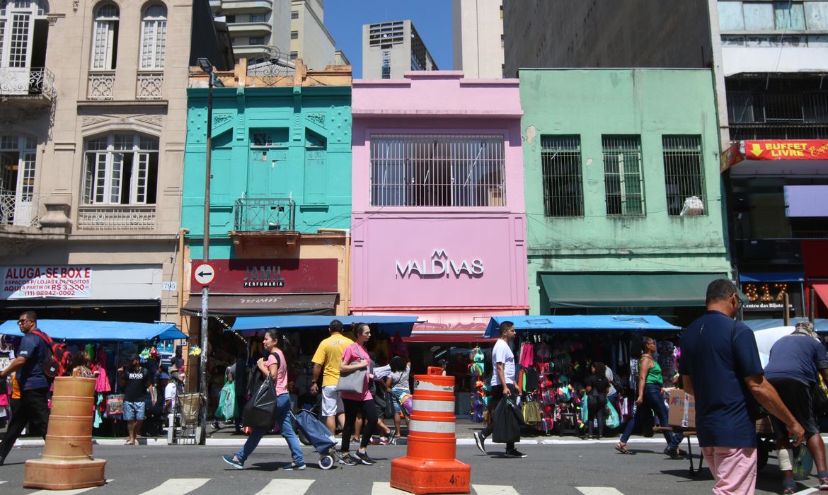 São Paulo (SP), 19/12/2023 - Movimento de consumidores nas lojas da rua 25 de Março. Foto: Rovena Rosa/Agência Brasil