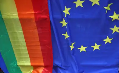 Bandeiras da UE e arco-íris em parada de Londres   25/6/2016    Reuters/Neil Hall/Proibida reprodução