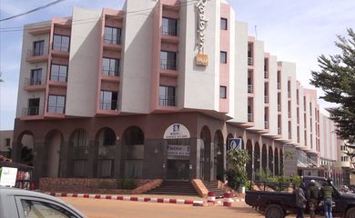 Fachada do Hotel Radisson, em Bamako, capital do Mali, invadido por homens armados que fizeram reféns (Agência Lusa/Direitos Reservados)