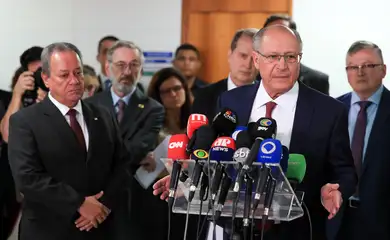 Brasília (DF) 15/07/2025 - Ministro do Desenvolvimento, Indústria, Comércio e Serviços, Geraldo Alckmin, tendo ao lado esquerdo e presidente da CNI, Antonio Ricardo Alvarez Alban, participa de entrevista coletiva após reunião do comitê de negociação para discutir medidas à tarifa de 50% dos EUA. Foto: Lula Marques/Agência Brasil