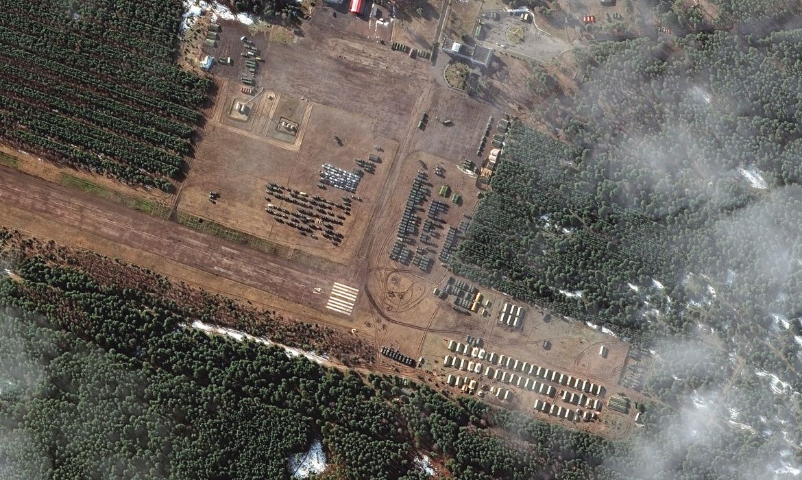 Uma imagem de satélite mostra uma visão geral de uma nova implantação no aeródromo V D Bolshoy Bokov, perto de Mazyr, Bielorrússia
