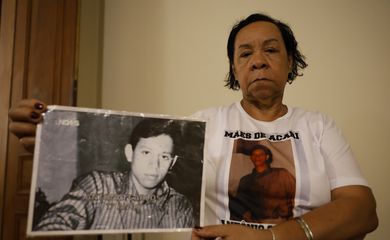 Rio de Janeiro (RJ) 17/12/2024 – Ana Maria da SIlva Braga, mãe da vítima Antônio Carlos da Silva, participa da leitura pública da sentença de condenação do Estado brasileiro no caso da Chacina de Acari, divulgada pela Corte Interamericana de Direitos Humanos. Foto: Fernando Frazão/Agência Brasil