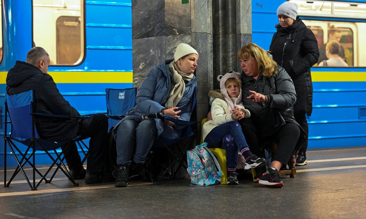 Pessoas se abrigam em estação de metrô durante ataque de mísseis russos em Kiev