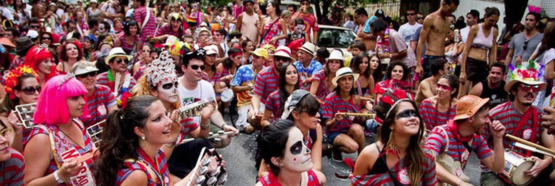 Desfile do bloco Unidos do Samba Queixinho em Belo Horizonte (2012)