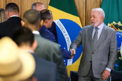 Brasília (DF), 14/07/2025 - Presidente Luiz Inácio Lula da Silva, participa da assinatura de medida provisória que concede isenção da taxa de serviço metrológico para verificação de taxímetros
Foto: Valter Campanato/Agência Brasil