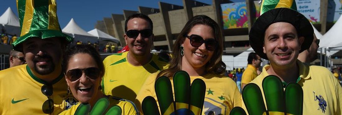 Antes mesmo da abertura dos portões, muitos torcedores já faziam a festa na frente do Estádio Mineirão, em Belo Horizonte