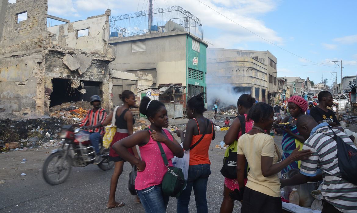 Porto Principe (Haiti) - Ruínas no bairro de Bel-Air. Para ter melhores condições de vida, haitianos buscam o Brasil