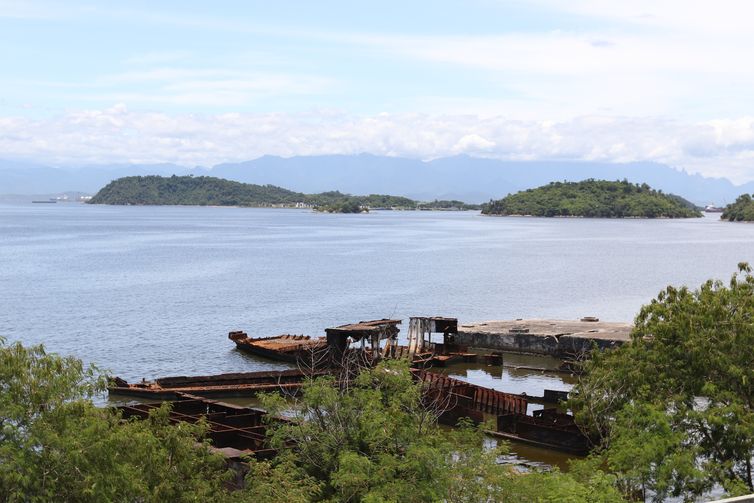 Embarcações abandonadas na Baía de Guanabara.