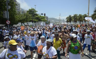  O Sesc-RJ realiza a 2ª Caminhada Sesc em Defesa da Pessoa Idosa na orla de Copacabana. Evento conta com diversas atividades educativas, culturais e de 