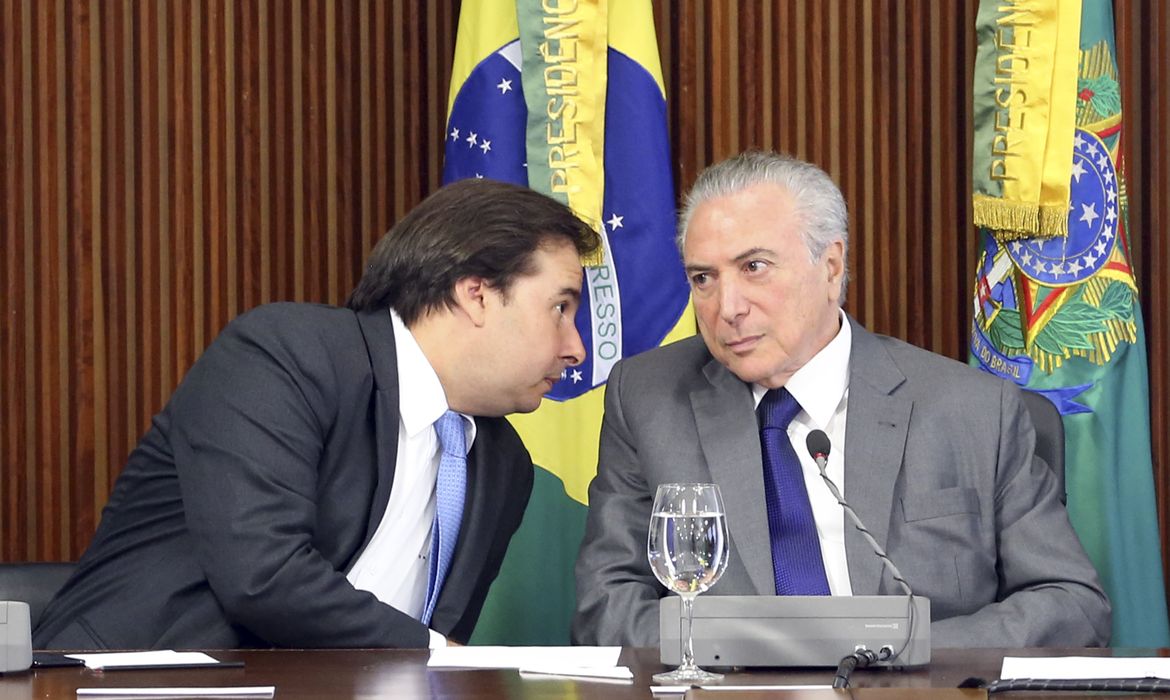Brasília - O presidente da Câmara, Rodrigo Maia, e o presidente Michel Temer durante reunião de líderes da base aliada na Câmara e Senado (Antonio Cruz/Agência Brasil)