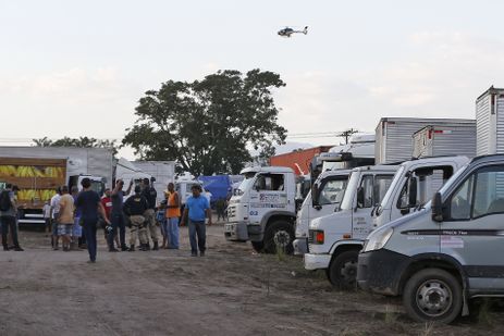 Agentes da Polícia Rodoviária Federal (PRF) começaram a identificar os caminhões parados fora das estradas e dos acostamentos na Rodovia Presidente Dutra, em Seropédica (RJ). 