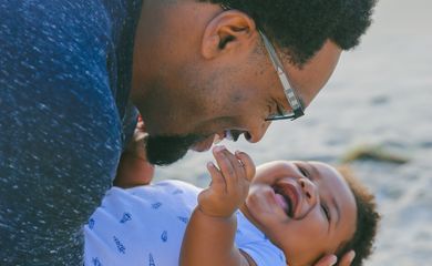 13/08/2023, Pesquisa mostra que paternidade é desafio para homens negros. Foto: Kingofkings_LJ/ Pixabay