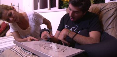 Aos 15 anos Vitor teve um acidente vascular cerebral, que afetou a sua fala e a parte motora. Com o apoio da família, ele criou uma marca de camisetas sustentáveis com estampas desenhadas por ele