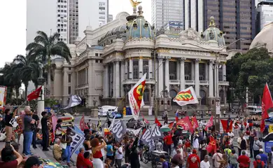 Rio de Janeiro (RJ), 08/01/2026 - Manifestantes durante ato pela democracia, em memória aos antidemocráticos de 8 de janeiro de 2023, na Cinelândia, centro da cidade. Foto: Tânia Rêgo/Agência Brasil