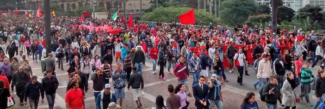 Manifestantes sem-teto protestam no Viaduto do Chá, no centro da capital paulista, contra a ação de despejo da ocupação Portal do Povo, no Morumbi, que ocorreu na manhã de ontem (28).