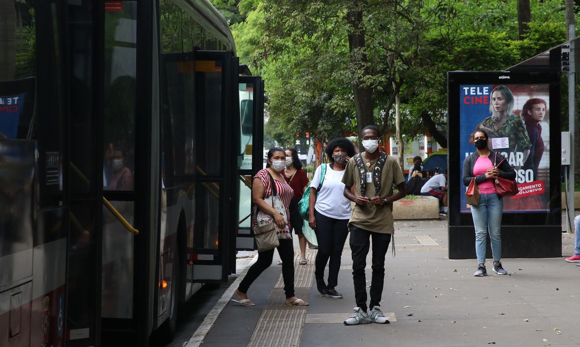 Ponto de ônibus na Avenida Paulista após liberação do uso da máscara em ambientes abertos.