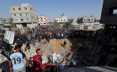 Palestinos buscam vítimas em Rafah após ataque israelense
 23/11/2023 
REUTERS/Ibraheem Abu Mustafa