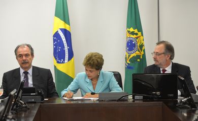 Presidenta Dilma Rousseff, assina  Medida Provisória do Programa de Proteção ao Emprego, durante reunião no Palácio do Planalto (Wilson Dias/Agência Brasil)