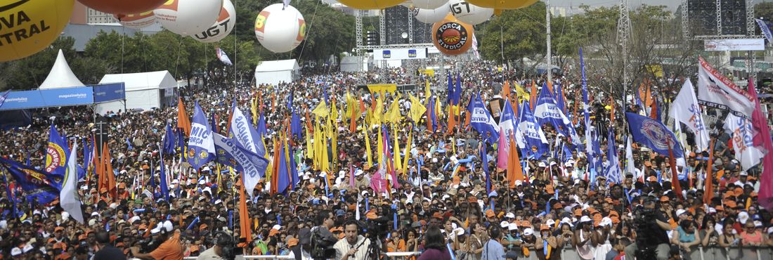 São Paulo - Paulistanos assistem a shows e atos políticos em evento organizado pela Força Sindical para comemorar o Dia do Trabalho