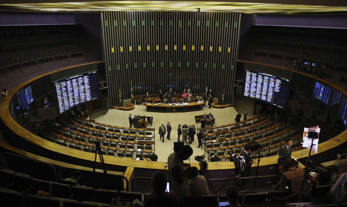Brasília - O plenário da Câmara dos Deputados se reúne para votar a segunda denúncia apresentada pela Procuradoria-Geral da República (PGR) contra o presidente Michel Temer. No mesmo processo, são denunciados ainda os ministros da Casa