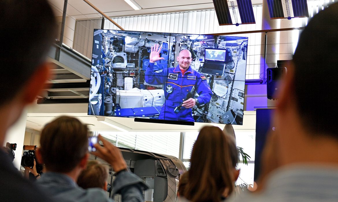 Astronauta alemão concede entrevista da Agência Espacial Internacional