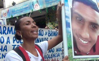 Brasília (DF) - Mães que perderam seus filhos pra violência policial, Ana Paula Oliveira segura cartaz com a foto do seu filho Johnatha Oliveira.
Foto: Arquivo pessoal/Divulgaçāo