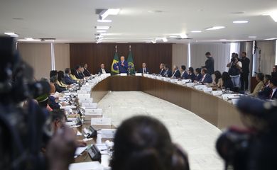 O presidente Luiz Inácio Lula da Silva coordena a primeira reunião ministerial de seu governo, no Palácio do Planalto