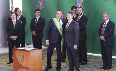 O presidente Jair Bolsonaro empossa o ministro da Infraestrutura, Tarcísio Gomes de Freitas, durante cerimônia de nomeação dos ministros de Estado, no Palácio do Planalto.