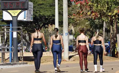 Brasília (DF), 22/08/2025 - Pessoas no Parque da Cidade com o calor e a baixa umidade. Foto: Bruno Peres/Agência Brasil