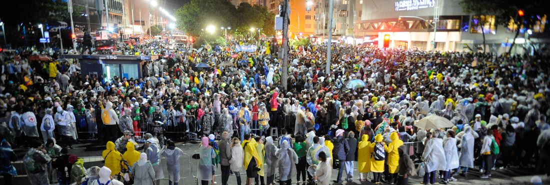 Peregrinos participam da Festa da Acolhida, na orla de Copacabana