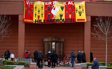 Pessoas homenageiam vítimas no 30o aniversário do desastre do estádio de Hillsborough, no Reino Unido